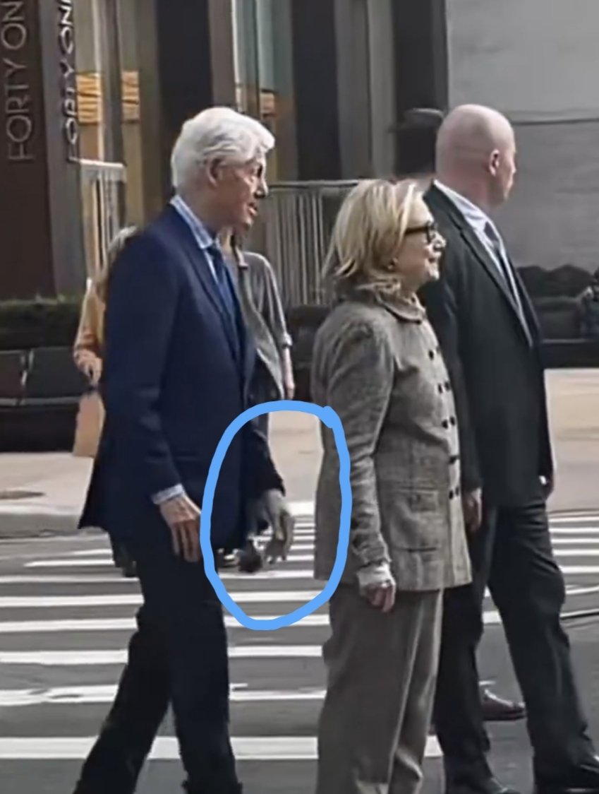 ChynaRob's tweet photo. @usanewshq I just see a weird hand https://t.co/DgspvVsZKY