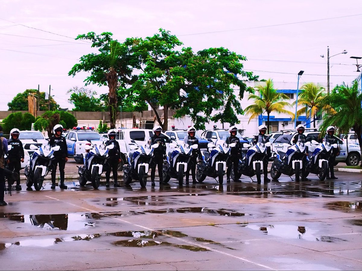 GoberElOro's tweet photo. 📌 Más equipamiento, más presencia y más seguridad para El Oro. 🇪🇨

En el marco del compromiso del Gobierno del presidente @DanielNoboaOk con la seguridad, el gdor. Francisco Minuche realizó la entrega de 30 motocicletas para fortalecer el trabajo operativo de la @PoliciaEcuador. https://t.co/c5W7Vkk67j