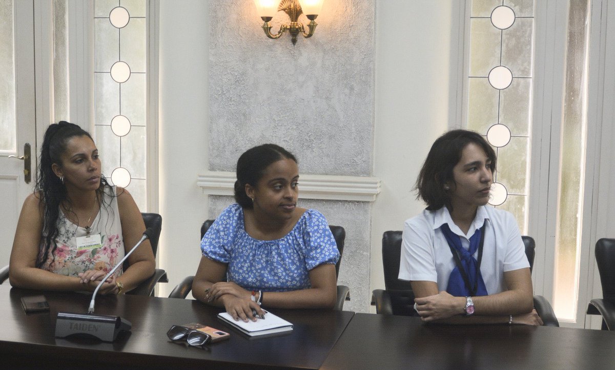 Enriquecedor encuentro del presidente del <a href="/TSupremoCU/">TSupremoCU</a>, con un grupo de jóvenes vinculados laboralmente a la institución.
Sus aportes y protagonismo son necesarios para perfeccionar la actividad función judicial.
Encuentros como estos, se repetirán,ellos son el presente y futuro.