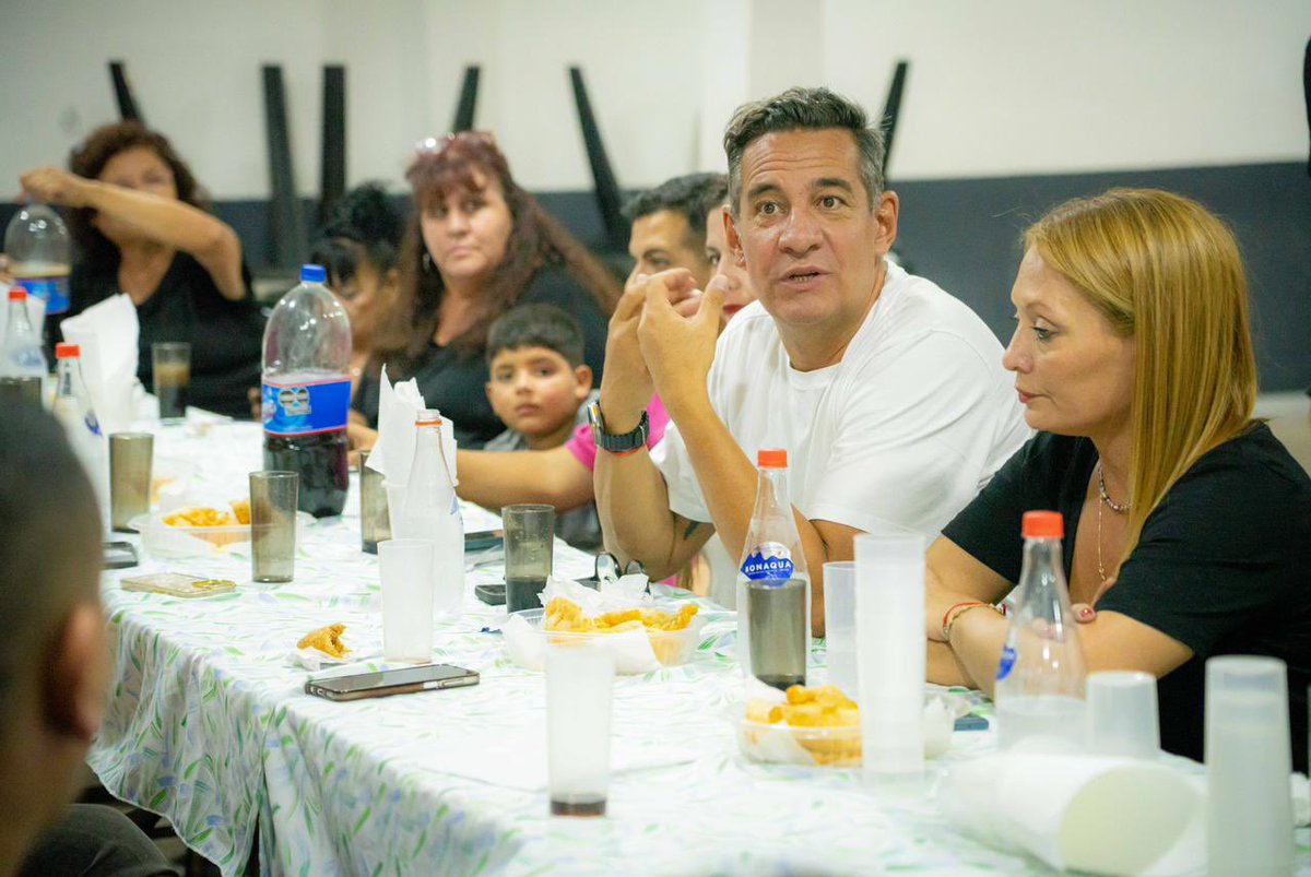 miguelsiciliano's tweet photo. ENCUENTRO CON CENTROS VECINALES DE LA ZONA SUDESTE DE LA CIUDAD
La ciudad de #Córdoba es una de las más extendidas de América, ante esa realidad las instituciones como los #CentrosVecinales son centrales para conocer la realidad de cada uno de los barrios.
En el sudeste nos encontramos con representantes de seis centros vecinales de la zona, con quienes estamos articulando acciones que permitan mejorar la calidad de vida de los vecinos. Continuamos unidos y tirando para adelante.