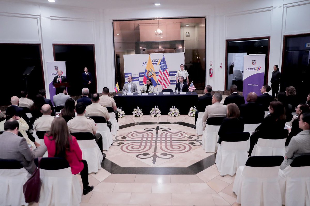 Sin bases militares, pero con FBI. En Quito, el Chargé d’Affaires a.i. de la Embajada y Consulado de los Estados Unidos, Lawrence Petroni, inauguró la apertura de la primera Oficina Federal de Investigación del FBI (Buró Federal de Investigaciones) en el Ecuador. El Chargé