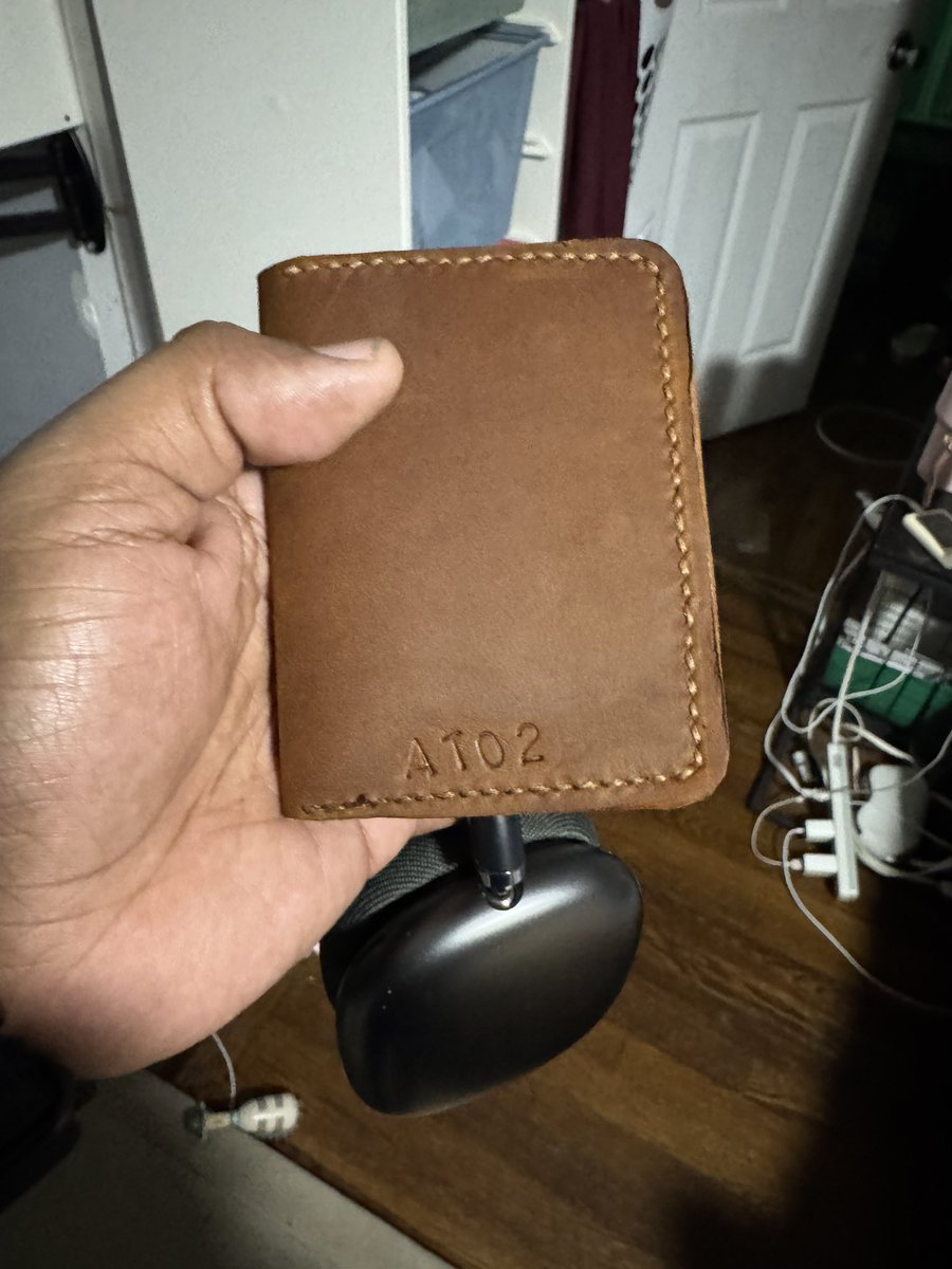 Modmonk3y's tweet image. Wallet #2 is done I’m in love with the process store coming soon #leatherwork #leatherwallet #leathersmith