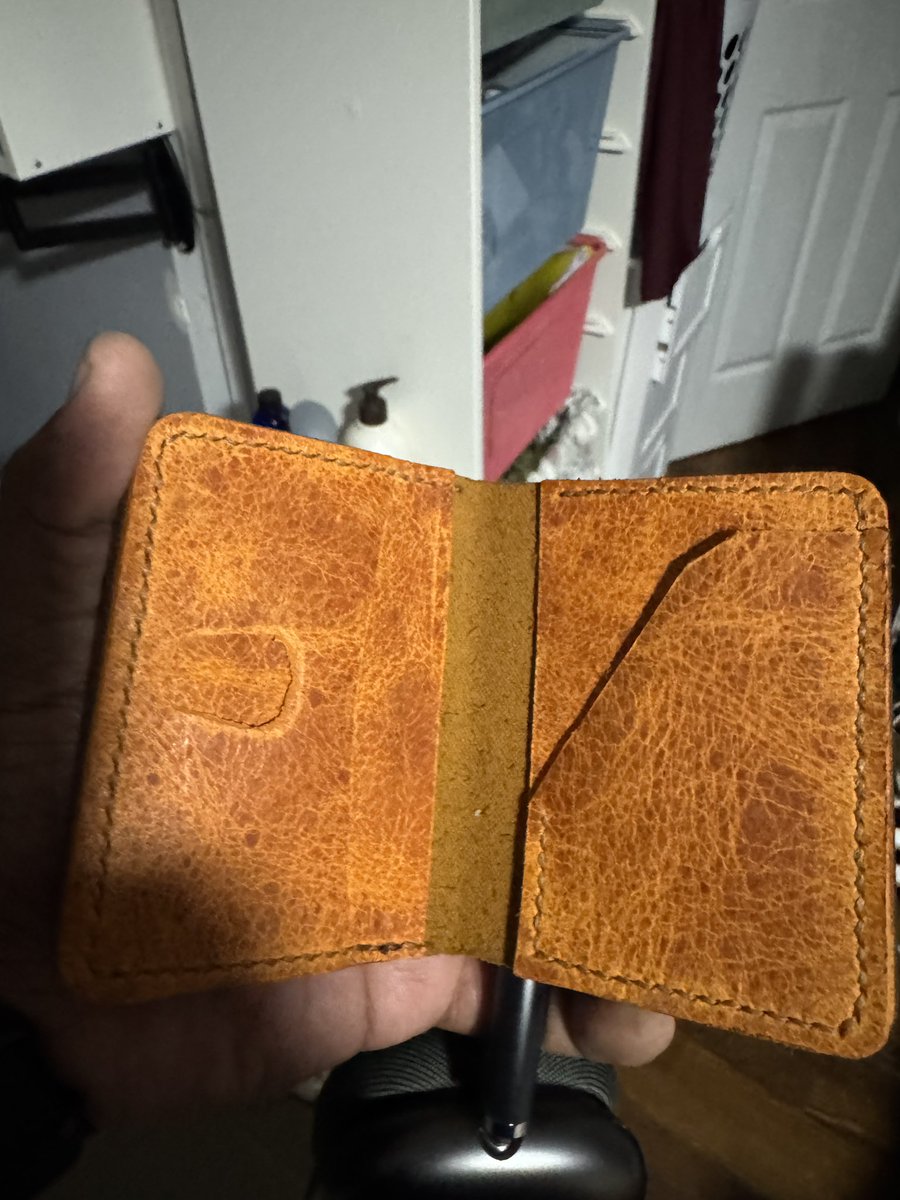 Modmonk3y's tweet image. Wallet #2 is done I’m in love with the process store coming soon #leatherwork #leatherwallet #leathersmith
