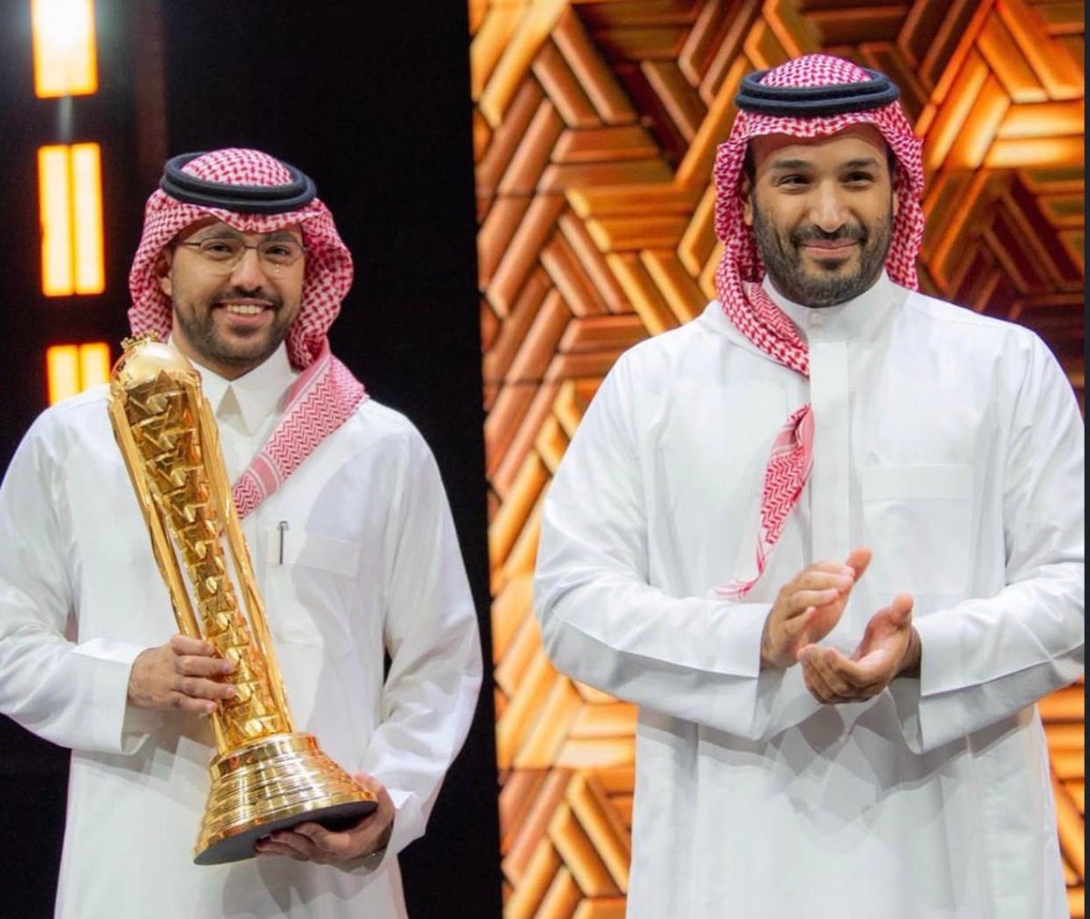 مساعد الدوسري رئيس فريق فالكون: 

"فسخت عقدي مع شركة كبيرة لإدارة المؤثرين بعد ما طلبوا مني أحذف صورة بروفايلي مع سمو ولي العهد".