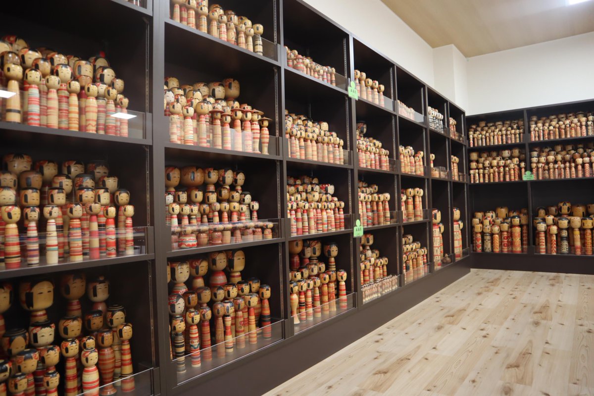 【開幕まであと30日】
AAAではインフォメーションセンターになる湯愛舞台
こけしの絵付け体験もできる土湯温泉観光交流センターです
無料駐車場や授乳室もあり、展望広場からは町と吾妻山系が一望できます
福島出身の薄黒や、同級生の仲良し２人組のかなまゆが展示予定！