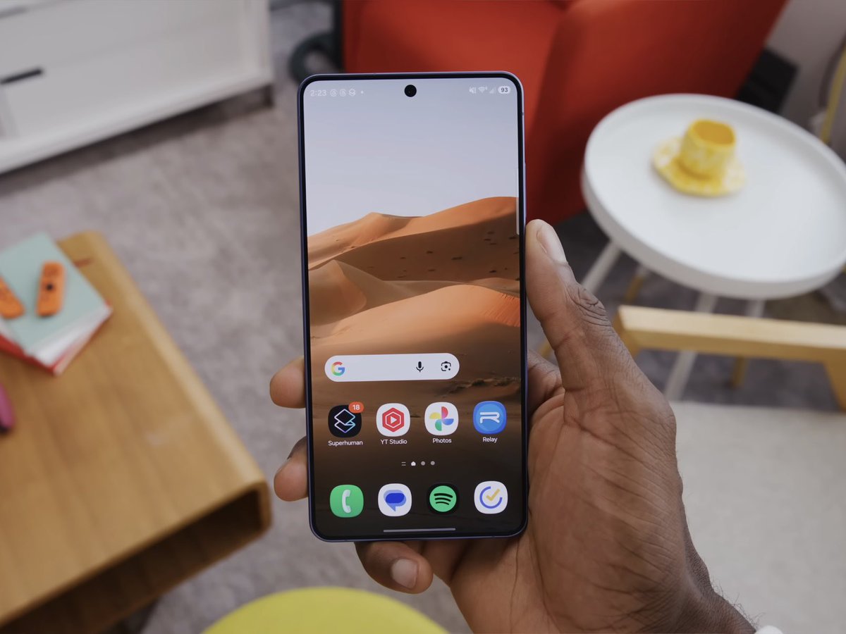 app_settings's tweet photo. hot take: samsung shouldn’t have rounded the corners of their phones

the Galaxy S Ultra lineup used to be instantly recognisable because it looked like a BRICK

but now the S26 Ultra just looks like any other random android phone 😭
(image via MKBHD) https://t.co/7NXnRUTv7M