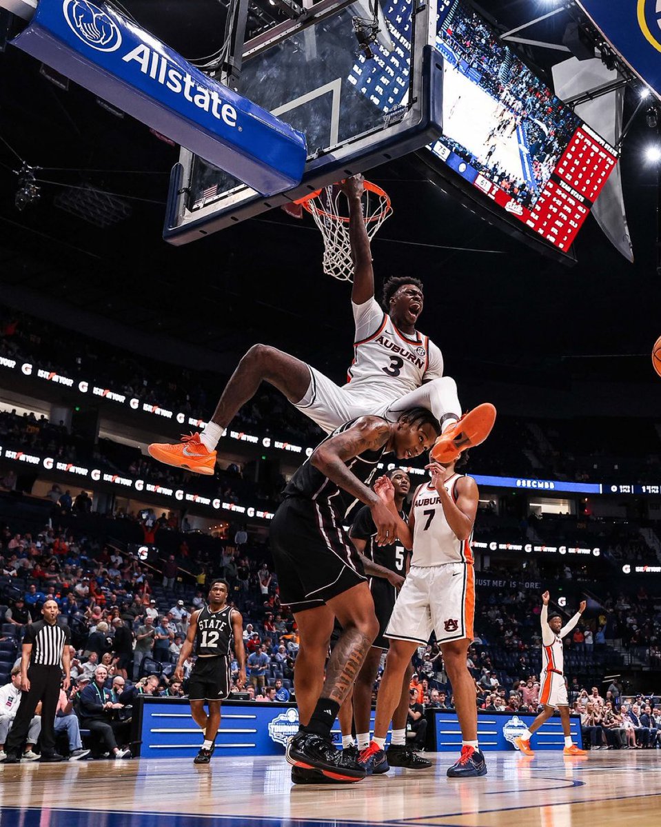 Drunk Aubie tweet media