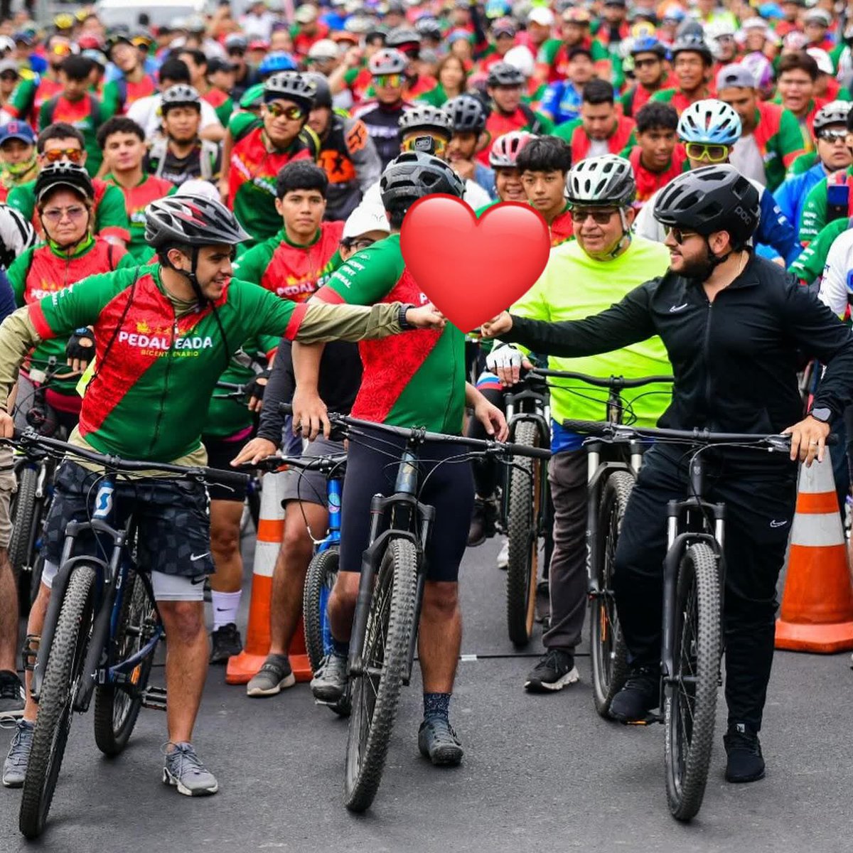10verocastillos's tweet photo. Que lindo es el amor verdad ministro @RomeoHerrera1 no me diga que hoy tiene novio desde que le robó la mujer Rafael Burgos 🫶🏻 #TurismoLegislativo https://t.co/yNPTjJgPDf
