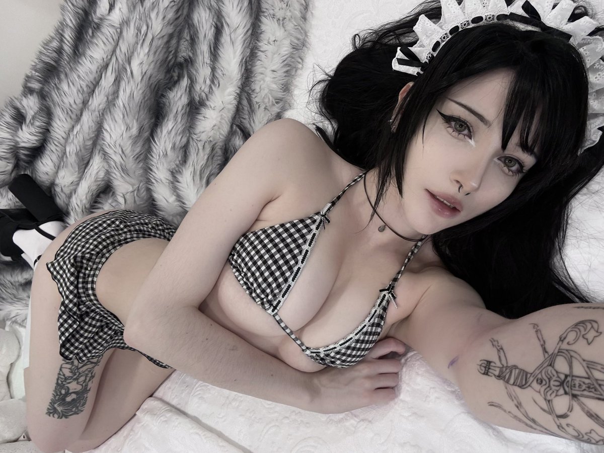 Ellie ☾ tweet media