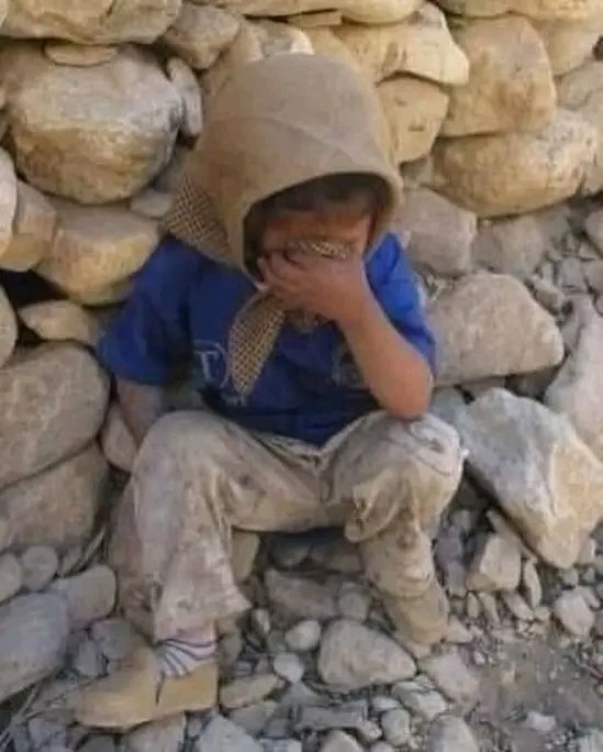 Malditas armas, bombas, balas,  granadas. Malditos son los dictadores, los dueños, los pistoleros, los poderosos. Malditos los muros, las fronteras, el miedo, el hambre, el frío, los ruidos de las explosiones. Maldita guerra, ahora y para siempre. Paz para el mundo.