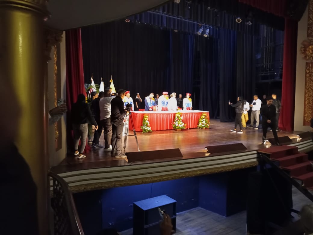 cubacooperaven's tweet image. ¡Día de graduación en la UCS Hugo Chávez! 🎓🏥

La Dirección Nacional de Docencia acompaña a la XV Cohorte del PNF-MIC de #DistritoCapital, #Miranda y #LaGuaira en su acto de grado. ¡Nuevos profesionales al servicio de la salud y la vida! 🇨🇺🇻🇪

#CubaPorLaVida