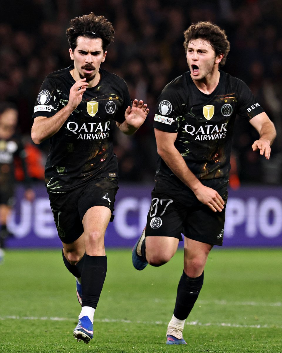 A dupla do costume a brilhar.