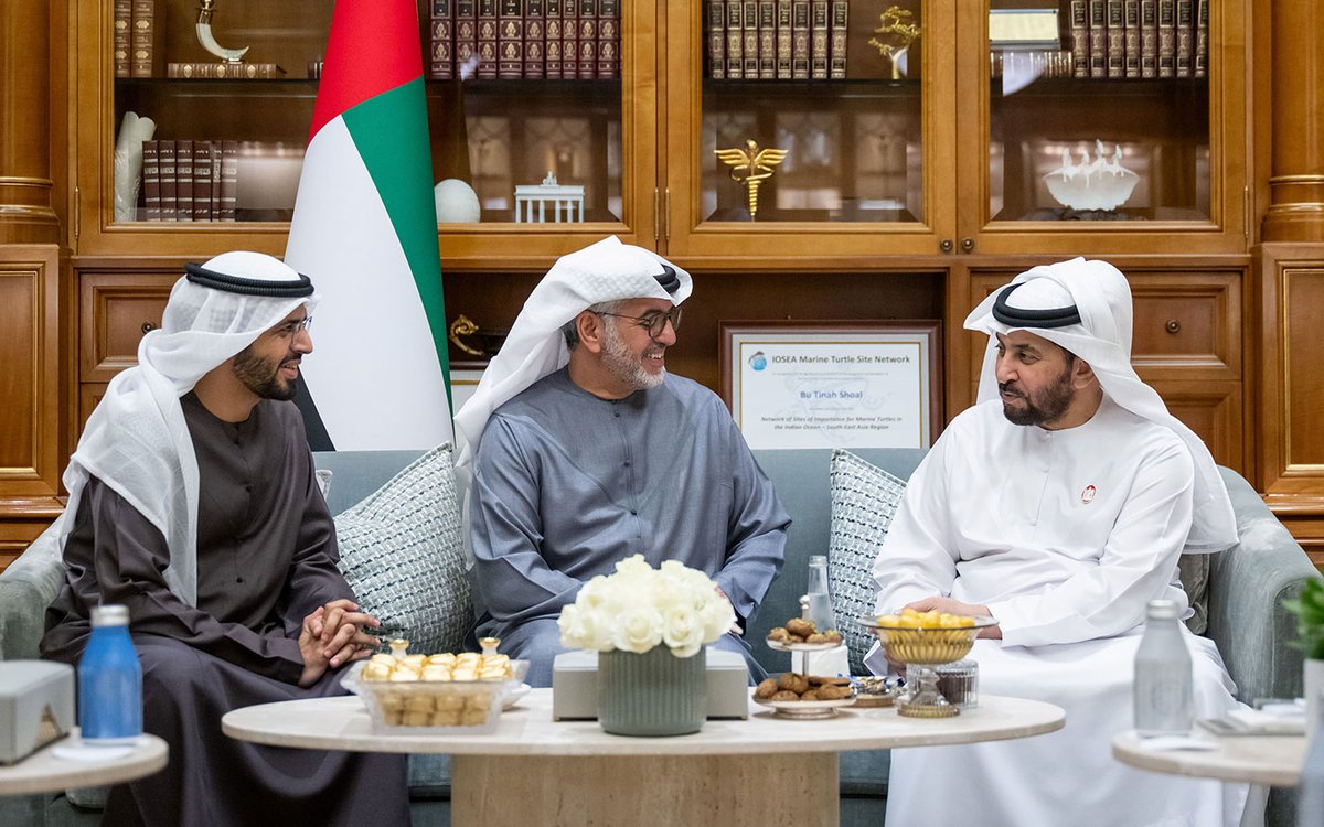 RRCDR_AD's tweet photo. حمدان بن زايد يقف على سير برامج الهلال الأحمر الرمضانية داخل الدولة وخارجها https://t.co/fvaPgL1psh https://t.co/RLo0b8t8pg