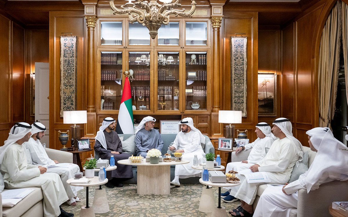 RRCDR_AD's tweet photo. حمدان بن زايد يقف على سير برامج الهلال الأحمر الرمضانية داخل الدولة وخارجها https://t.co/fvaPgL1psh https://t.co/RLo0b8t8pg