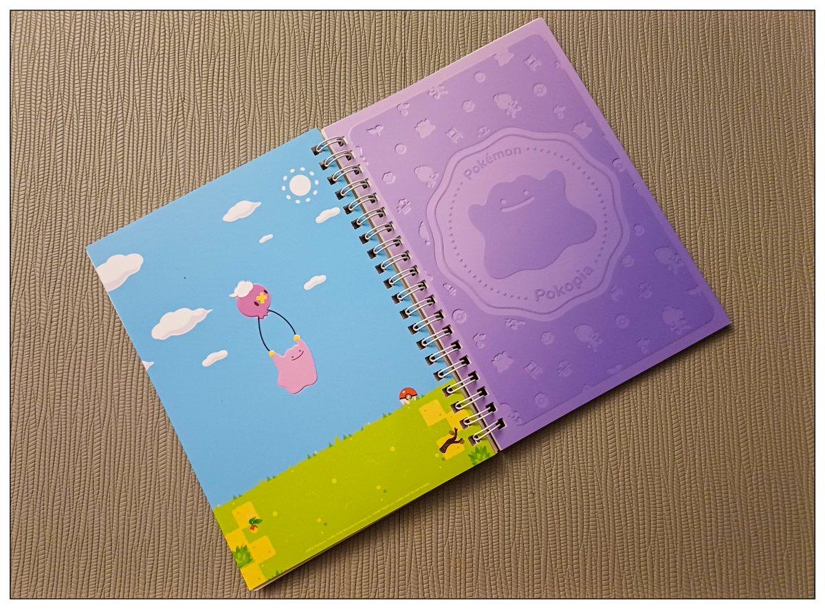 MisterKyleHyde's tweet image. Le dernier arrivage du jour au fait, avec ce "Pokécarnet". Avec ses couv en reliefs, bien sympa ! #mynintendostore #goodies #pokemon #pokopia #nintendo