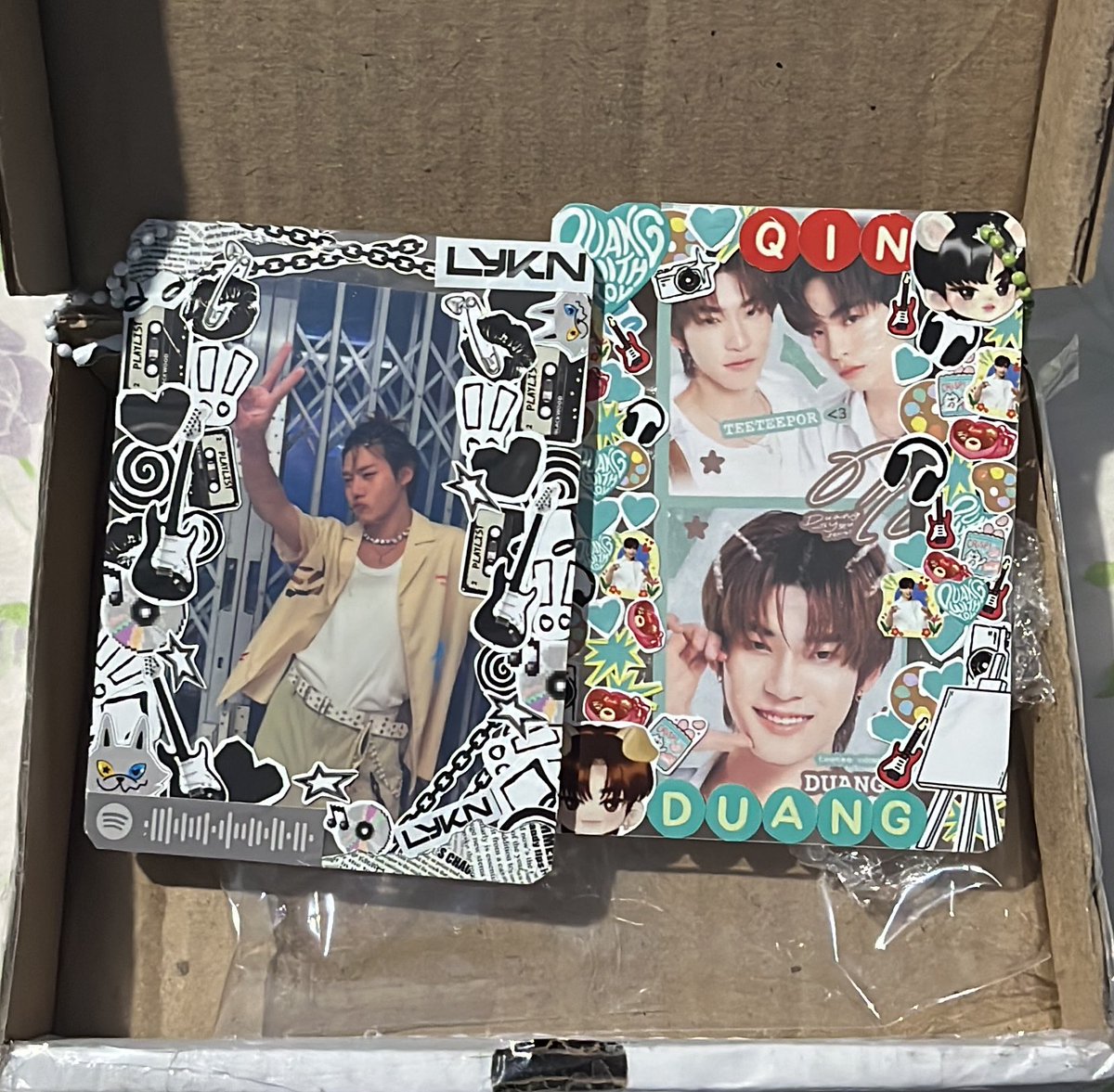 feedback positivo para <a href="/mingistage/">duang with moon #OFDO</a> 💖💖💖💖
fez meus toploaders do jeitinho que pedi, fez a arte super rápido e me comunicou sobre todo o processo 💜💜 
levarei o do lykn pro show heheh
e o de dwy para o futuro fanmeeting 🕯️🕯️🕯️profetizando🙏🏻

muito obrigadaaaa