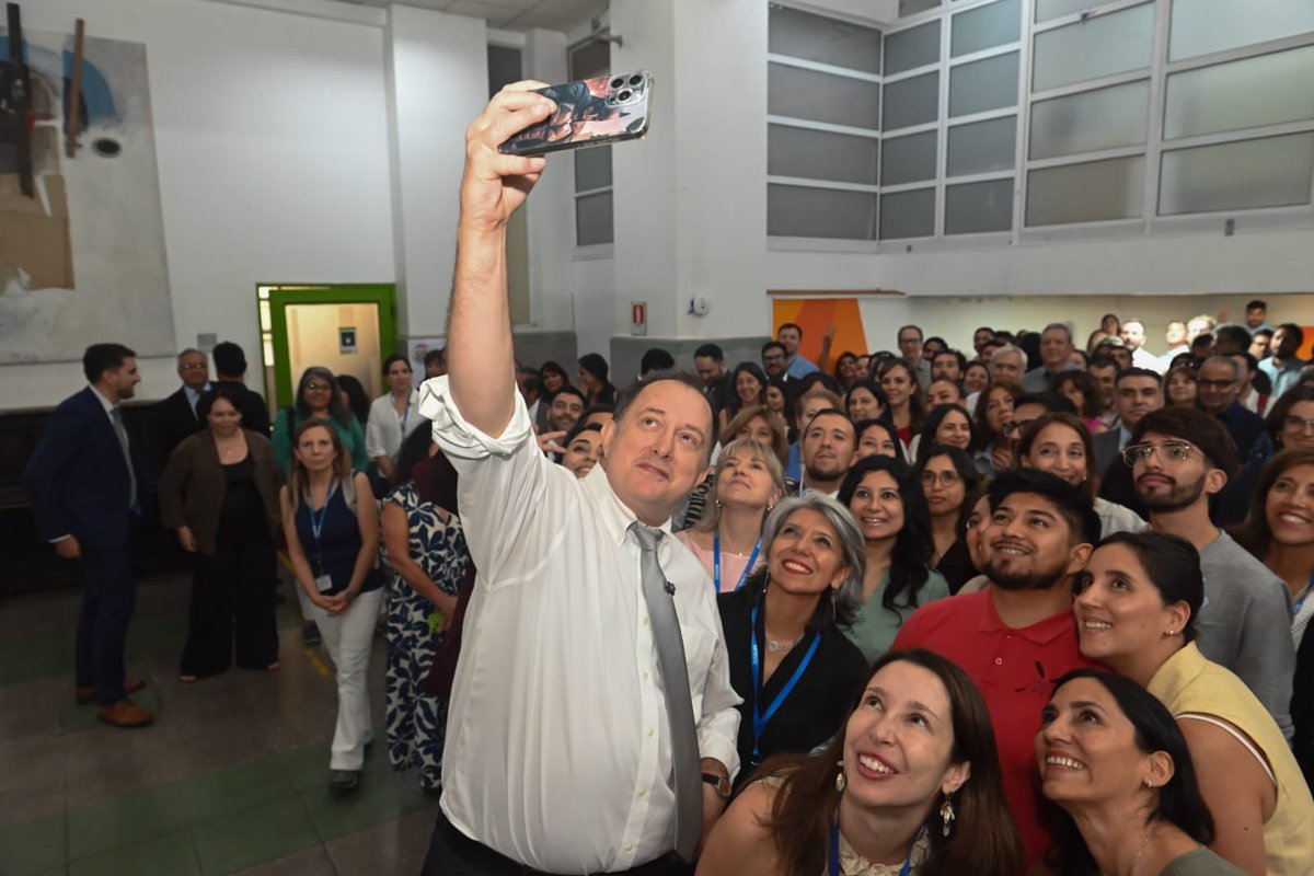 MinistroPoduje's tweet photo. ¡Llegamos oficialmente al @Minvu ! 
Agradezco a las funcionarias y funcionarios por la gran bienvenida. Trabajaremos juntos para responder a las urgencias en materia de vivienda de nuestro país. #TrabajandoParaUsted https://t.co/8iPTBh68Mj