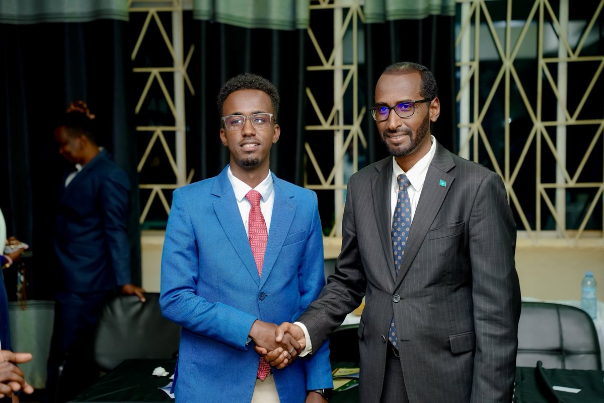 AbdikaniAdde's tweet photo. Honored to attend the Somali Students Graduation Ceremony at Makerere University. 🎓🇸🇴

The event was attended by the Deputy Ambassador of Somalia in Uganda, embassy officials, the Dean of Students, Somali elders, and the Somali community.

Congratulations to all graduates https://t.co/Kd1i73mVQX