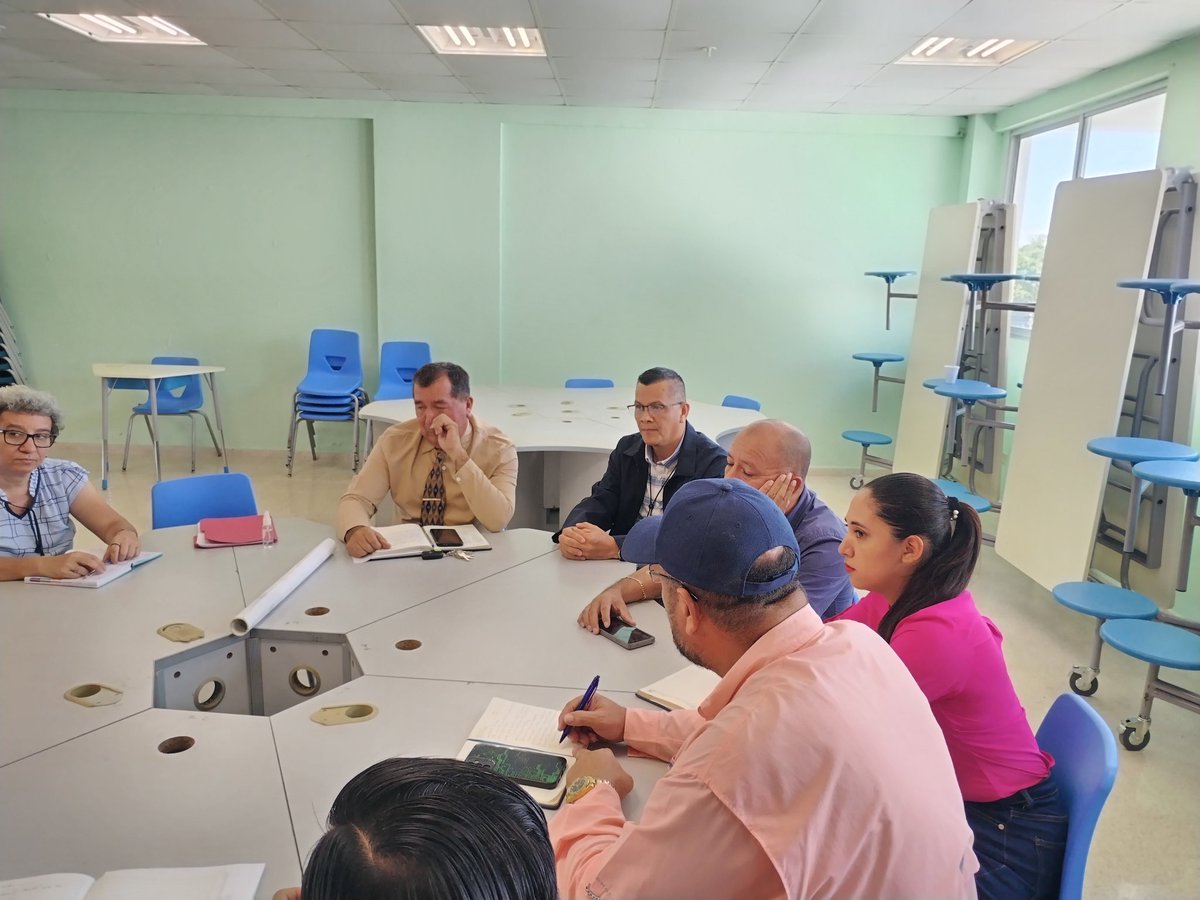 En el dia de hoy el #Comite #Carretera #Santiago #Sanfrancisco #Santafe #Calobre en reunión con la comunidad educativa del IPTV,@meducapma <a href="/MOPPma/">Ministerio de Obras Públicas de Panamá</a>, <a href="/ATTTPanama/">Autoridad del Tránsito</a>, Representante #CantodelLlano, #Rucamesa se trato la urgencia de buscar  solución a la construcción de las #paradas.