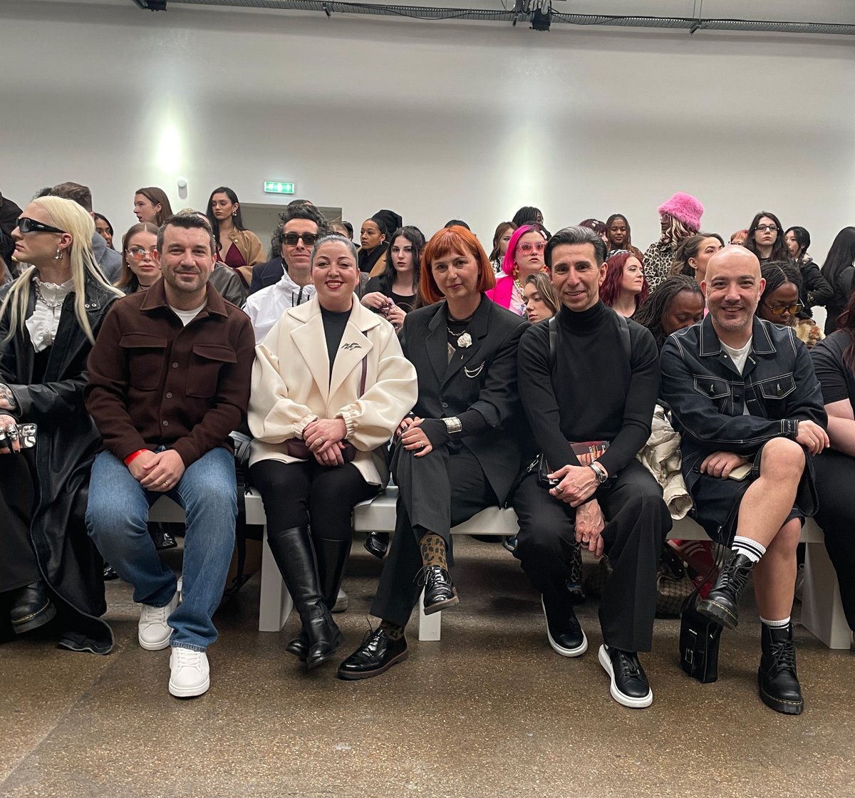 antalyafw's tweet photo. ANTALYA FASHION WEEK EKİBİ LONDRA MODA HAFTASI’NDA

Antalya Fashion Week organizatörü Eda Meltem Yılmaz, Kreatif Direktörü Ehat Lekovic ve AFW 2025 tasarımcıları Gökhan Yavaş ve Murat Aytulum ile birlikte, moda dünyasının en saygın platformlarından biri olan London Fashion Week’e resmi davetli olarak katılım sağladı. Bu katılım, Antalya Fashion Week’in uluslararası moda takviminde ulaştığı stratejik seviyenin ve küresel ölçekte kurduğu iş birliklerinin somut bir göstergesi oldu.

London Fashion Week kapsamında gerçekleştirilen temaslar; uluslararası moda profesyonelleriyle doğrudan iletişim kurulmasını, yeni projelerin değerlendirilmesini ve Antalya’nın yaratıcı endüstriler alanındaki görünürlüğünün güçlendirilmesini sağladı. Bu ziyaret, yalnızca bir moda haftası katılımı değil; Antalya’nın küresel moda sahnesindeki konumunu stratejik olarak pekiştiren önemli bir adımdı.

AFW 2025’in uluslararası iş birliği partneri olan London Fashion Scout ile kurulan ortaklık, Antalya’da başlayan yaratıcı diyaloğun Londra’da kurumsal bir zeminde devam etmesine imkân tanıdı. Bu iş birliği; tasarımcılar için uluslararası görünürlük ve kültürel etkileşim alanı oluştururken, AFW’nin global moda ekosistemindeki etkin rolünü daha da güçlendirdi.