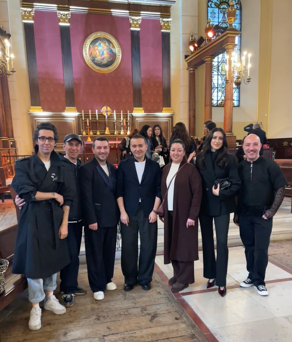 antalyafw's tweet photo. ANTALYA FASHION WEEK EKİBİ LONDRA MODA HAFTASI’NDA

Antalya Fashion Week organizatörü Eda Meltem Yılmaz, Kreatif Direktörü Ehat Lekovic ve AFW 2025 tasarımcıları Gökhan Yavaş ve Murat Aytulum ile birlikte, moda dünyasının en saygın platformlarından biri olan London Fashion Week’e resmi davetli olarak katılım sağladı. Bu katılım, Antalya Fashion Week’in uluslararası moda takviminde ulaştığı stratejik seviyenin ve küresel ölçekte kurduğu iş birliklerinin somut bir göstergesi oldu.

London Fashion Week kapsamında gerçekleştirilen temaslar; uluslararası moda profesyonelleriyle doğrudan iletişim kurulmasını, yeni projelerin değerlendirilmesini ve Antalya’nın yaratıcı endüstriler alanındaki görünürlüğünün güçlendirilmesini sağladı. Bu ziyaret, yalnızca bir moda haftası katılımı değil; Antalya’nın küresel moda sahnesindeki konumunu stratejik olarak pekiştiren önemli bir adımdı.

AFW 2025’in uluslararası iş birliği partneri olan London Fashion Scout ile kurulan ortaklık, Antalya’da başlayan yaratıcı diyaloğun Londra’da kurumsal bir zeminde devam etmesine imkân tanıdı. Bu iş birliği; tasarımcılar için uluslararası görünürlük ve kültürel etkileşim alanı oluştururken, AFW’nin global moda ekosistemindeki etkin rolünü daha da güçlendirdi.