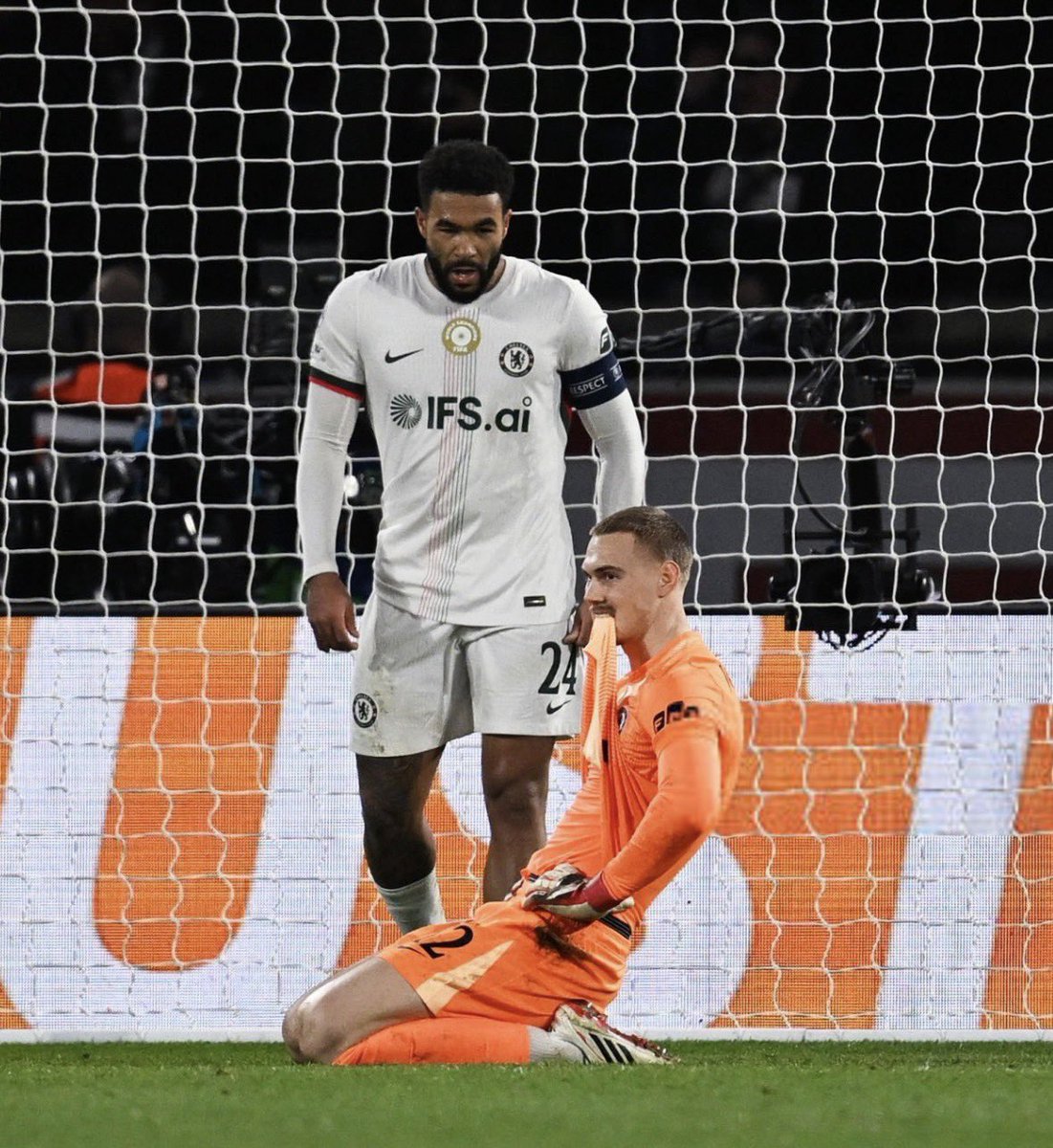 felix_jnf's tweet image. Nah Reece James is too quiet to be a captain. Can’t believe he stood there watching Jorgensen No shout no slap nothing nothing