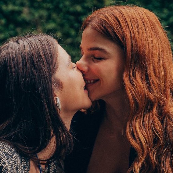 medved0vsky's tweet photo. a minha eu criança assistiu a alinne moraes em mulheres apaixonadas fazendo um papel sáfico e sendo uma quebra de tabus naquela época 
20 anos depois ela volta pra fazer a mãe da eduarda, que está quebrando paradigmas e a forma como o amor lésbico é retratado no horário nobre https://t.co/8CyNjFEXkr