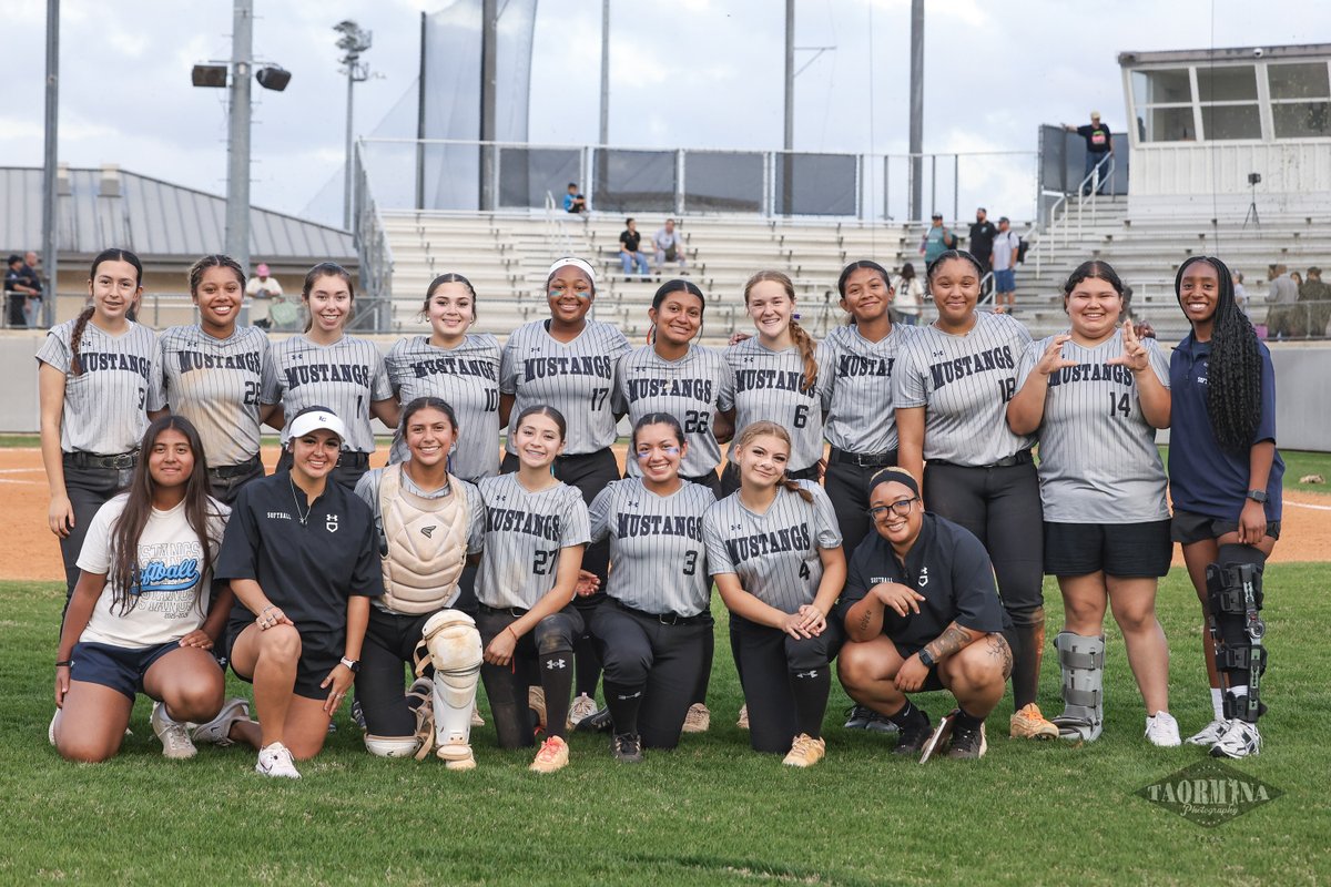 Real_Rhonda_T's tweet photo. The Lamar Lady Mustangs blanked the Tomas Lady Gators 11-0 Tuesday night at Mustang Field. @LCHS_MustangSB @LCHSMustangs @lamarallsports @lcisdathletics https://t.co/H4DOkdixFZ