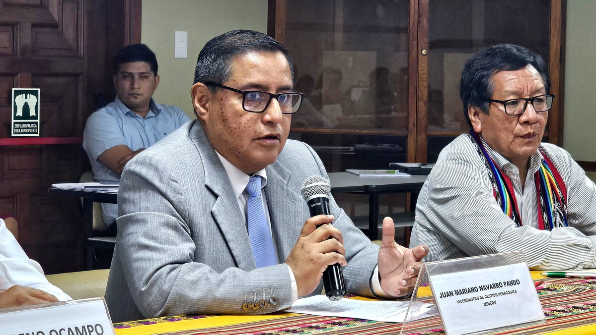 MineduPeru's tweet photo. ¡Diálogo para construir la educación intercultural del futuro! 📚🌎

📢 El viceministro de Gestión Pedagógica, Juan Navarro Pando, participó en el primer día de la reunión preparatoria de la consulta previa de la Política Nacional de Educación Intercultural Bilingüe al 2040, junto a representantes de organizaciones de pueblos indígenas.