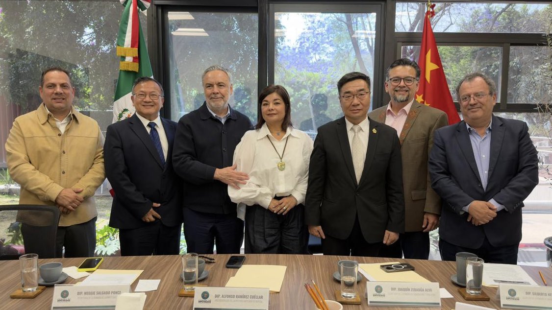 aramirezcuellar's tweet photo. Nos reunimos con representantes empresariales y organizaciones de China para dialogar sobre oportunidades de cooperación comercial, fortalecer los lazos culturales entre ambos países e impulsar el intercambio en materia de investigación, innovación y desarrollo económico. https://t.co/rBXqYcvTQl