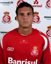 Aguentar o Ramon Mota querendo dar aula de lateral esquerdo é demais pra minha cabeça.

Não jogava um ovo.