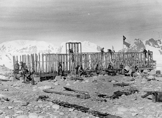 RenzoVaccarezza's tweet photo. La Base Aérea Antártica Presidente Gabriel González Videla fue construida por la FACH e inaugurada un 12 de marzo de 1951. Lleva el nombre del primer Jefe de Estado del mundo que puso pie en la Antártida en febrero de 1948.

@FACh_Chile https://t.co/jbbtwZZO8Q