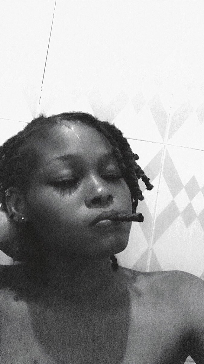 kween_love7's tweet photo. Stoners babes are sexy 🖤💨😌📷 https://t.co/YLUsLWFBQ1
