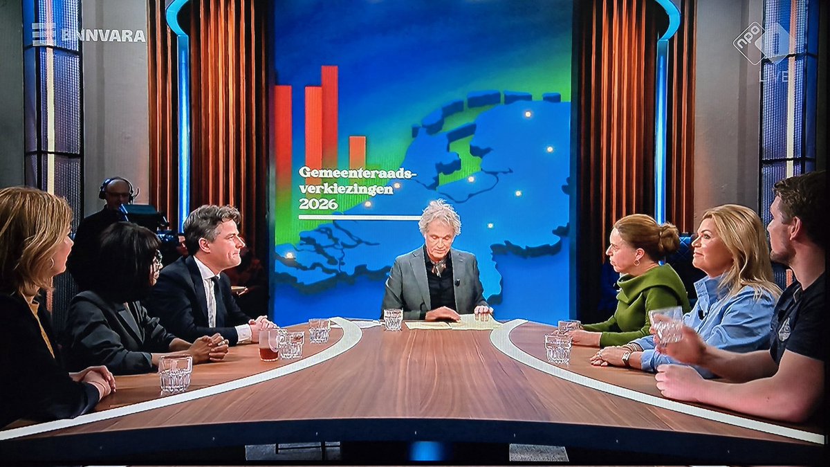 Een tafel vol angstaanjagend deugende mensen die met Sylvana Simons voorop <a href="/GoukeMoes/">Gouke Moes</a> twintig minuten lang een mes op de keel zet omdat hij het in zijn hoofd gehaald heeft het begrip "inheems" te bezigen.

Een even zieke als zielige vertoning.

#pauwendewit #gr2026 #pauwendewit