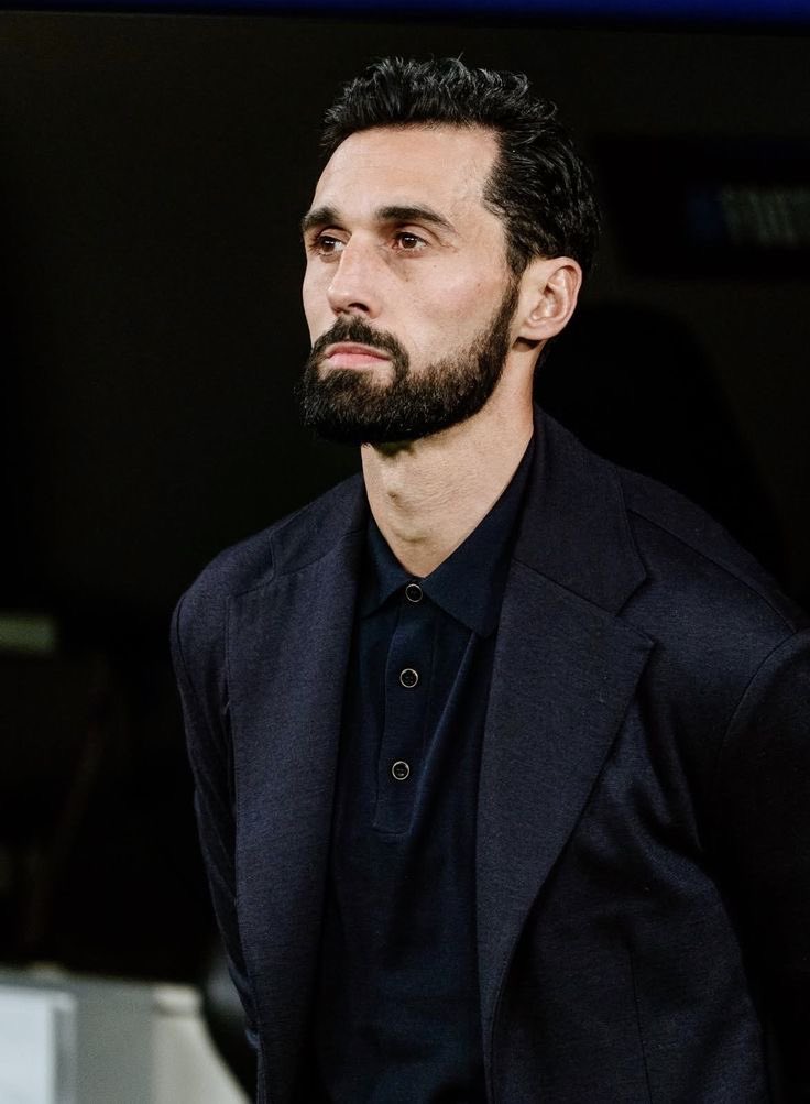 Mientras piqué organiza pachangas con youtubers a los que duplica la edad, Arbeloa está metiéndole un repaso táctico a Pep Guardiola en Champions con medio filial en el campo. 

Es la forma más cruel que he visto de terminar con una "rivalidad" en el mundo del deporte.