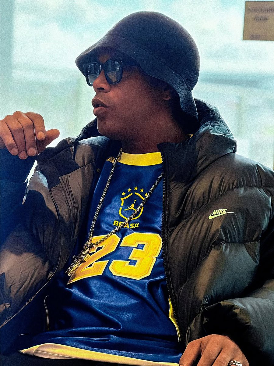 JustFreshKicks's tweet photo. Ronaldinho wearing Brazil's new Jordan World Cup kit 🧙‍♂️ https://t.co/RTAwFjQShs