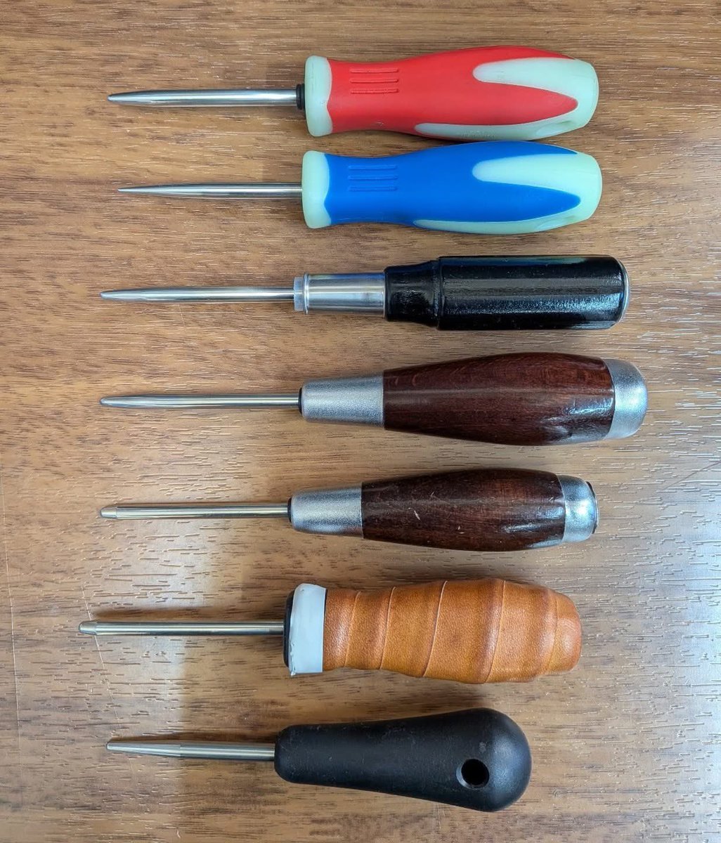 jrsa_official's tweet photo. 【ストリンガーの道具紹介②】
・セッティングオフオウル
主に横糸を張っている最中や、張り終えた後のストリングを真っ直ぐに整えるための道具です。

#JRSA #日本ラケットストリンガーズ協会 #ストリンギング #ガット張り替え #テニスギア https://t.co/IAM4SQDPrh