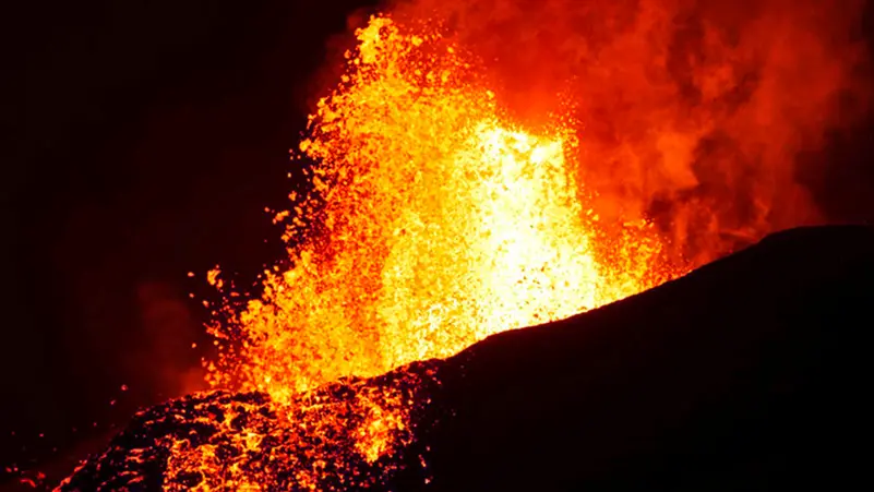 pryinkaJason's tweet image. Hawaii’s Kīlauea volcano goes wild again! 🌋 Lava fountains shooting up 1,000 ft 300m🚀 Authorities closed parts of the park &amp;amp; a highway due to volcanic glass &amp;amp; ash 😳 #Hawaii #Kīlauea #VolcanoWatch #NaturePower