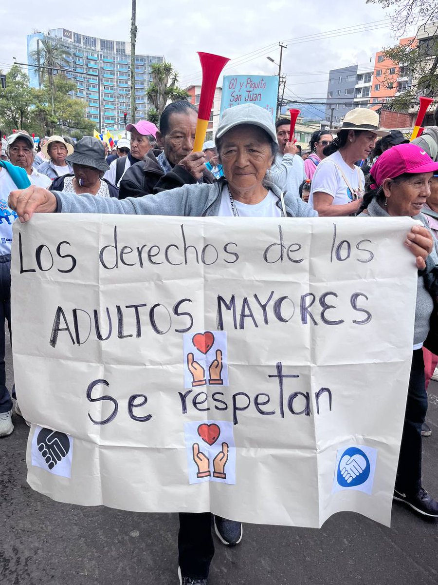 wambraEc's tweet photo. #ReformasCOOTAD 
Personas adultas mayores salieron a protestar en #Quito por las reformas al COOTAD, aprobadas por la @AsambleaEcuador semanas atrás. 
Con estas reformas, según el Municipio de Quito se pondría en peligro la continuidad de servicios como el 60 y piquito y las Casas Somos, cuyos principales usuarios son adultos mayores.
La marcha llegó hasta la Corte Constitucional para pedir que se declare la inconstitucionalidad de las reformas.