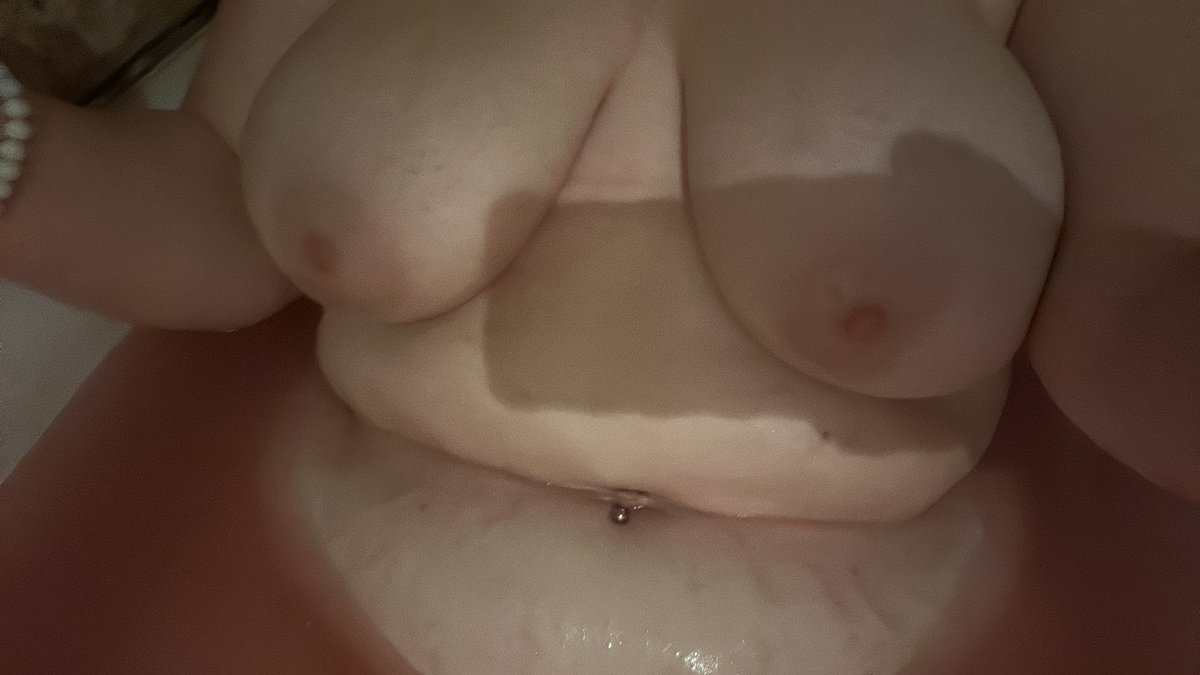 Nice and fresh and clean shaved 😋 (ignore the water I have dyed hair haha)
#nsfw #nsfwtwt #bathpic #tits #wet #sub #teenpussy