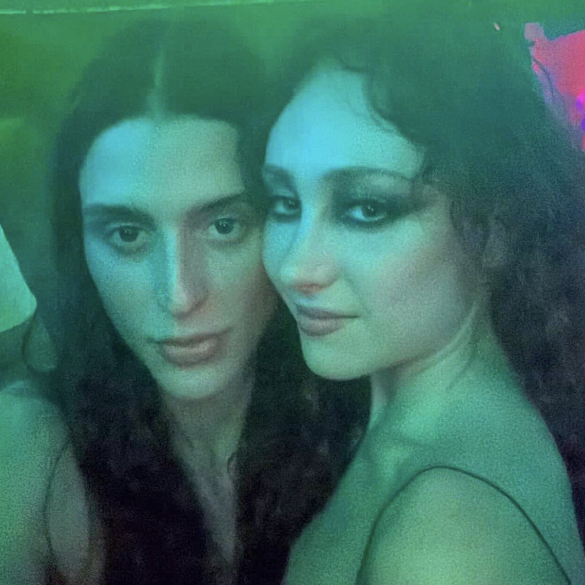 sboficial's tweet photo. Arca e Chappell Roan em novas fotos:

"Para muitos gays, estas fotos são muito importantes." https://t.co/r6hGXWDmfZ