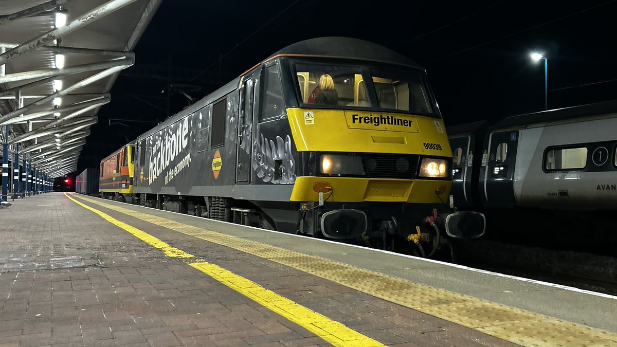 maisie_40013's tweet photo. Bit of birthday spotting this evening!
90039 (my favourite) & 90008 departing Rugby on 4S88 heading to Coatbridge Freightliner Terminal. 11/3/26
#class90 #freightliner #rugby #WCML https://t.co/Djse4RijpD