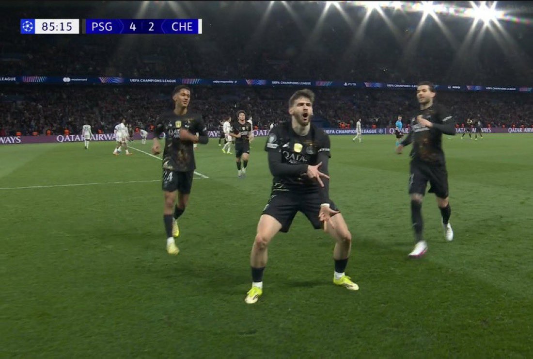 UTDTrey's tweet image. Why is no one talking about how cold this Kvaratskhelia celebration is ?