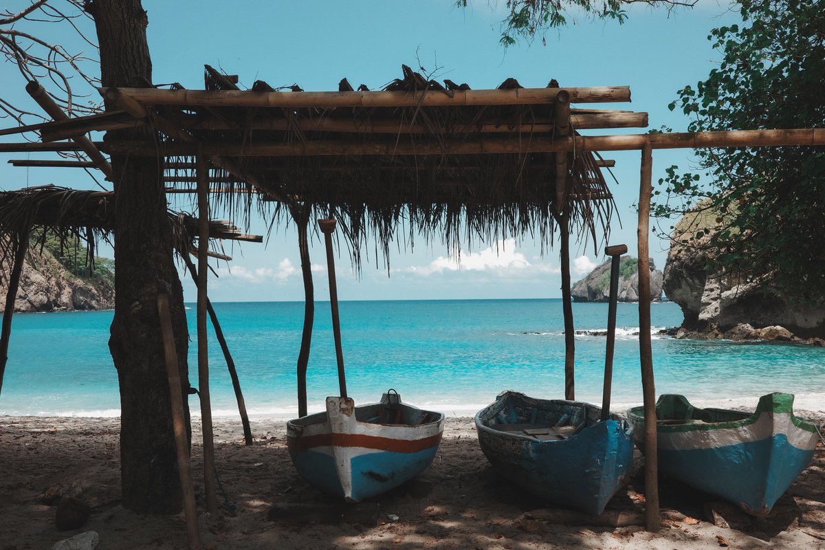 Gass ke Ende lanjut ke Kelimutu. 
Tripku ke Kelimutu pernah gagal karena jalan Maumere-Endenya perbaikan akibat longsor, jadi sistem buka tutup. Akhirnya balik ke Maumere. Sebagai penghibur mampir ke pantai Koka, cuma 5 menit masuk dari jalan raya. Kapan-kapan pasti coba ke sana.
