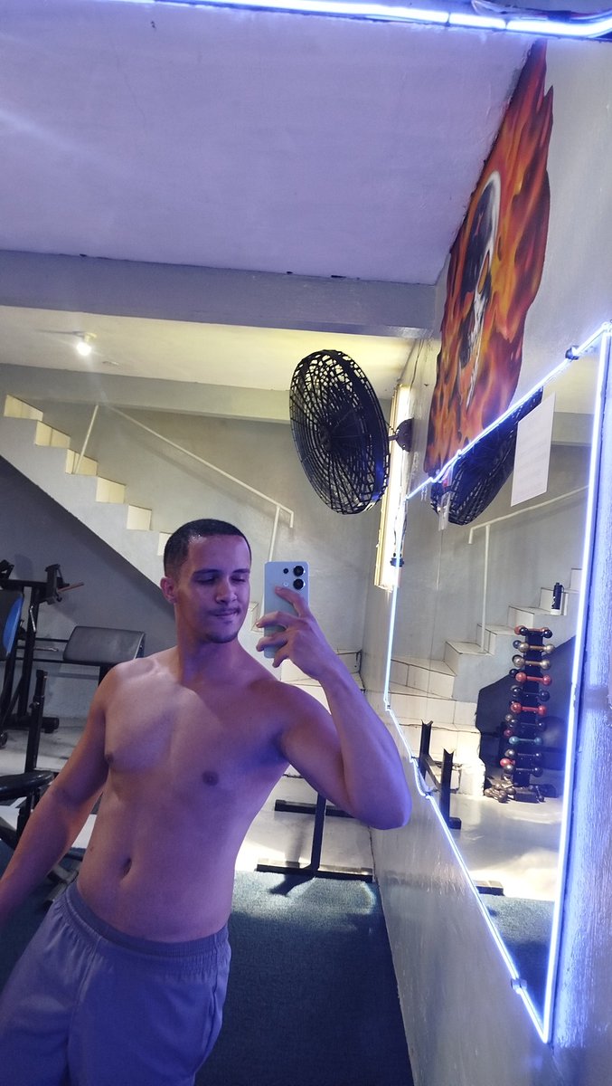 Netosilva_m's tweet photo. Imagina sem roupa https://t.co/r5lsFyC3HW