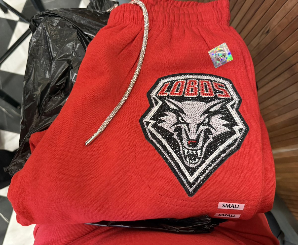 BeautyBabesBall's tweet image. Do you really ever go to the airport without buying something from @eddievalentinfashion? He gets me!

✨🩶🏈❤️🐺🆙

#footballwife #coachswife #bling #GoLobos