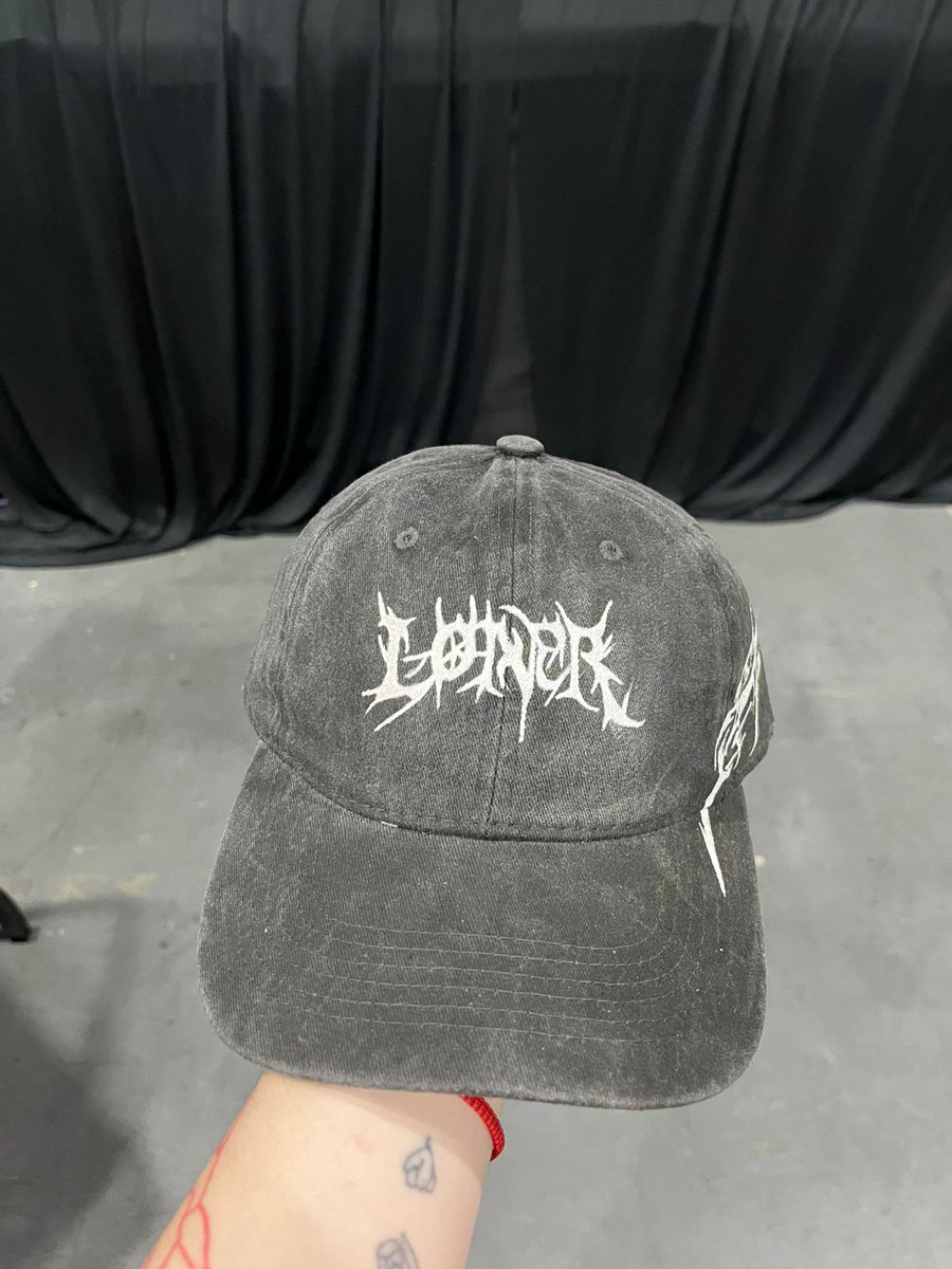 amigos necesito que me ayuden. mi hermana tiene un emprendimiento de gorras que para mi son muyyy Mernuel y yo le dije que voy a lograr que le mandemos unas asi las usan y nos cumple el sueño a ambos. 
por favor etiquetenlo o compartan el tuit asi capaz lo ve 🙏🙏
<a href="/mernuel_/">Manu 🐝</a>