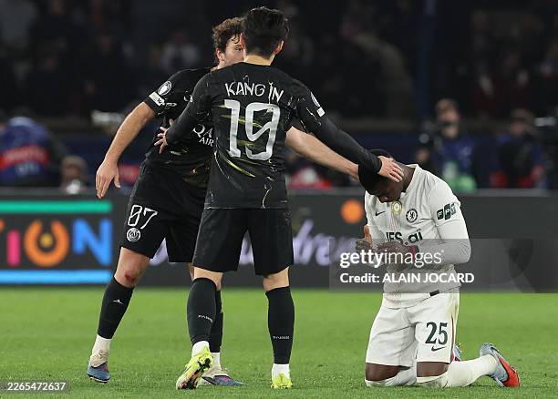 Después de la derrota 5-2 ante el PSG, Moisés Caicedo reza y agradece mientras lo saludan Neves y Kang.