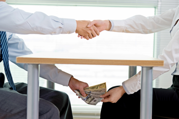 MPF denuncia grupo por desviar R$ 55,5 milhões da saúde pública no PR e em outros estados, em um esquema que usava organizações sociais e empresas de fachada para lavar dinheiro desviado e ativos do tráfico internacional. Leia mais em bit.ly/4bDH2tZ.