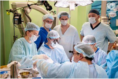 Granma_Digital's tweet photo. 👨‍🔬🇷🇺 ǀ Cirujanos de Moscú realizaron por primera vez con éxito trasplantes de manos🖐️a pacientes que habían perdido total o parcialmente una o ambas extremidades superiores.
🔗https://t.co/nBRYmP20CD https://t.co/NbAM2KkKj0